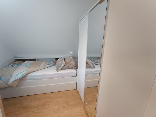 Schlafzimmer mit Einzelbett - Ferienwohnung Kiekut 9, Kappeln, Schleswig-Holstein